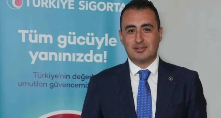 Taha Çakmak, Türkiye Sigorta tanıtım panosu önünde