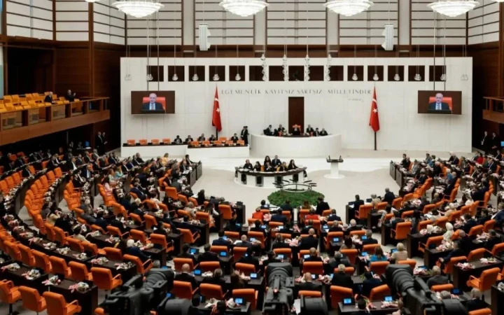 TBMM Genel Kurulu’nda milletvekilleri oturum sırasında