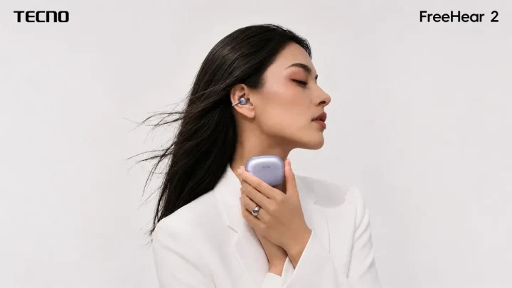TECNO FreeHear 2 kulaklığını takan bir kadın ve şarj kutusu