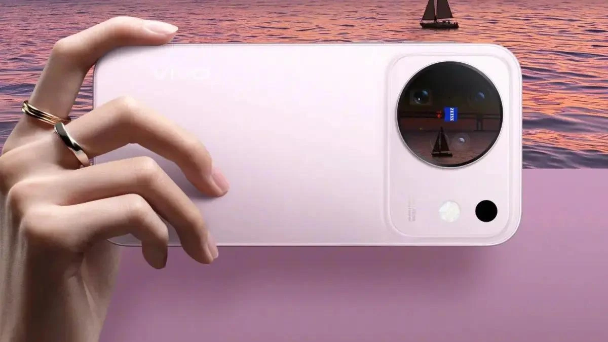 Bir kişinin tuttuğu yatay konumdaki açık pembe telefon ve büyük dairesel kamera modülü