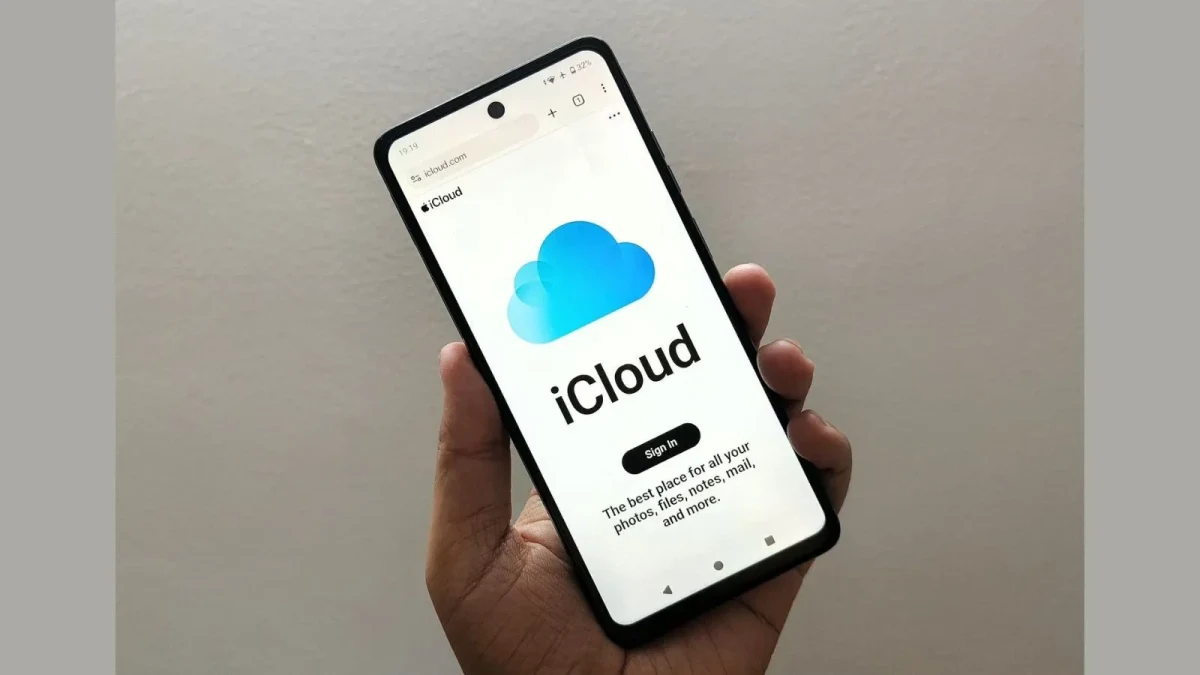 Bir kişinin elinde tuttuğu telefonda iCloud ekranı
