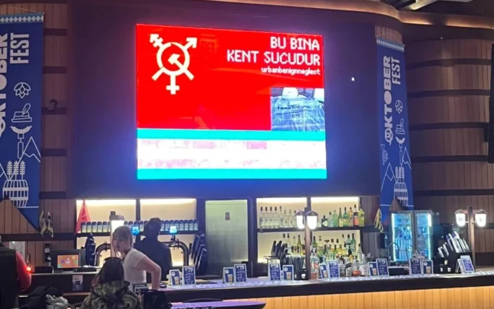 Terminal Kadıköy’deki reklam ekranında “Bu bina kent suçudur” yazısı