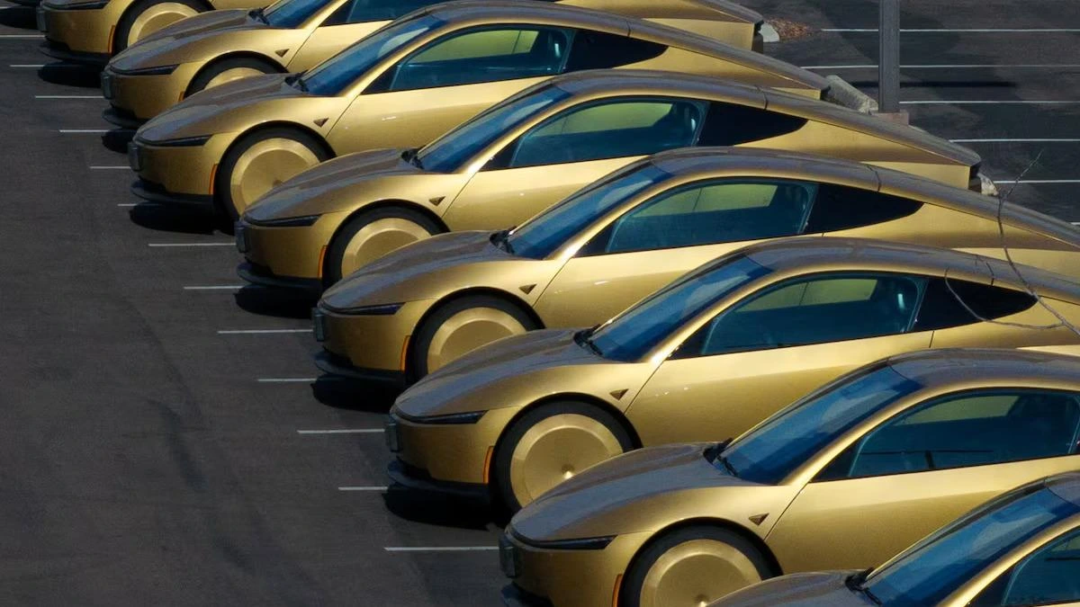 Park alanında sıralanmış altın renkli Tesla Cybercab araçları