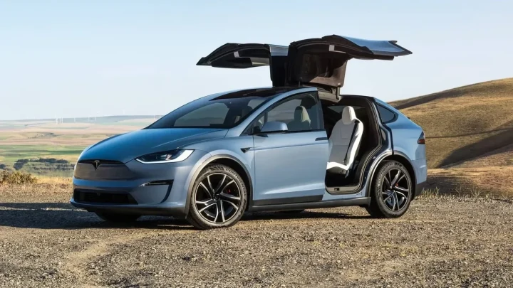 Açık kapılarıyla dış mekânda duran mavi Tesla Model X