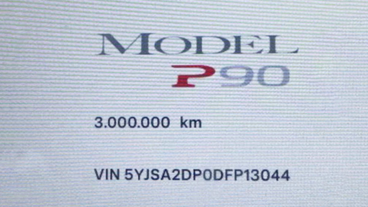 Tesla Model S’in ekranında 3.000.000 km yazısı