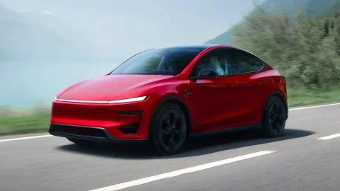 Yolda ilerleyen kırmızı Tesla Model Y