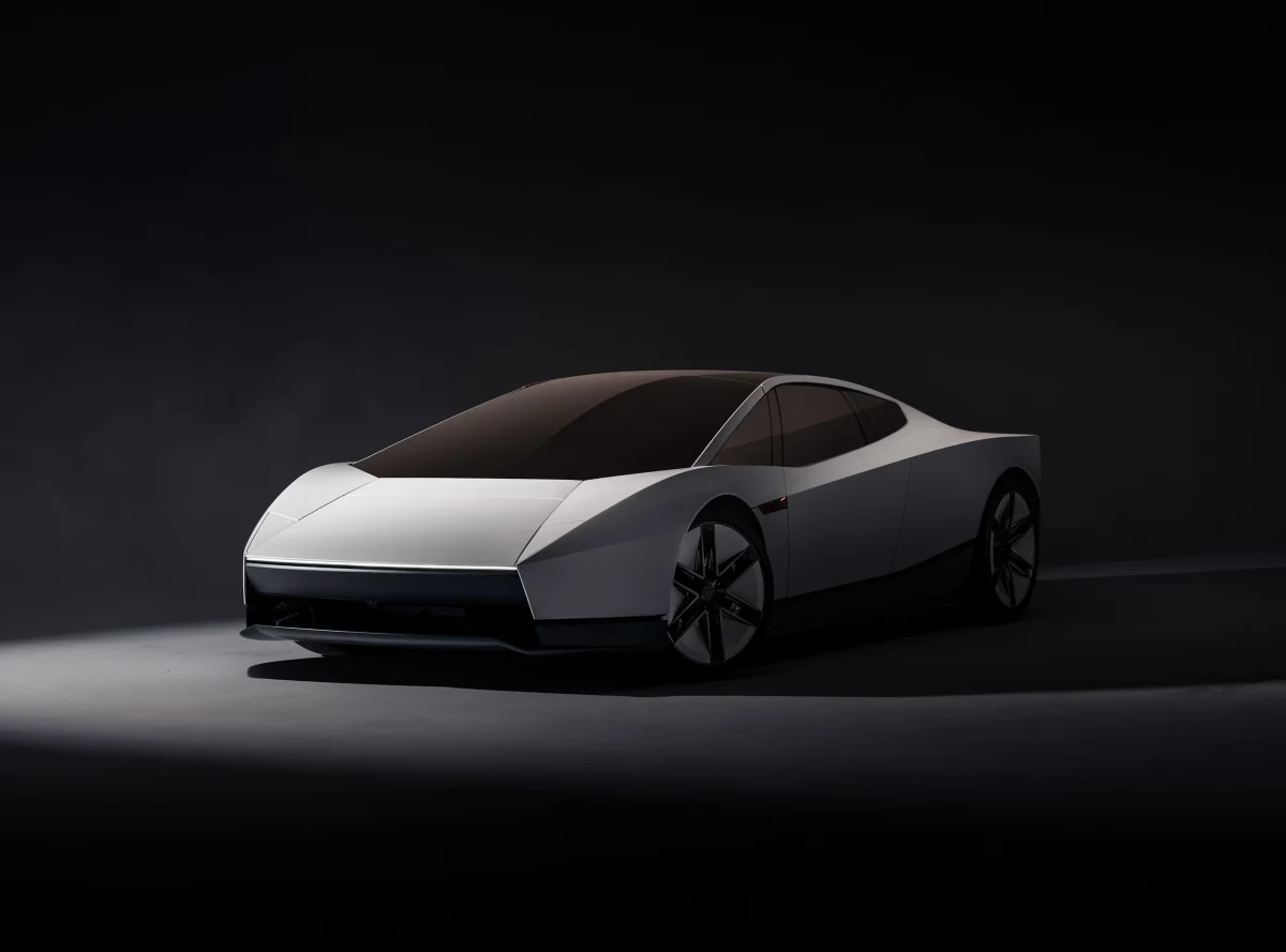 Karanlık stüdyo ortamında sergilenen beyaz Tesla Roadster