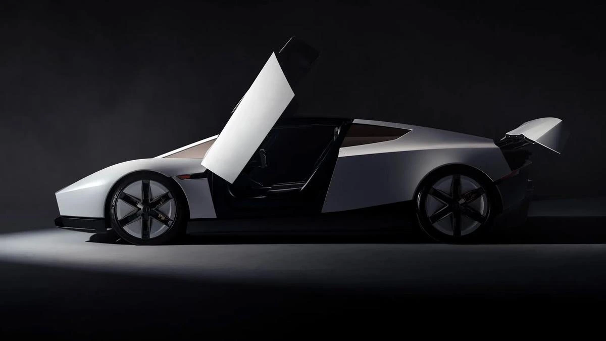 Tesla Roadster’ın açılmış kapısıyla yandan görünümü