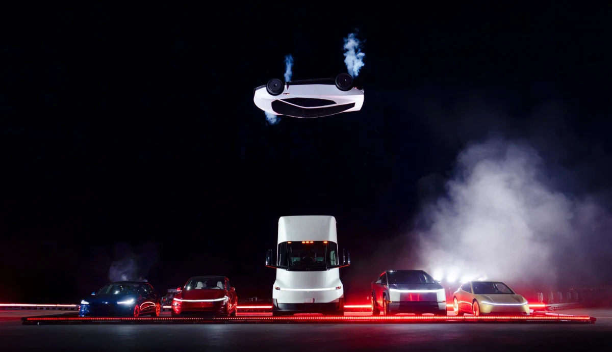 Tesla araçlarının sergilendiği sahnenin üzerinde havada gösterilen otomobil