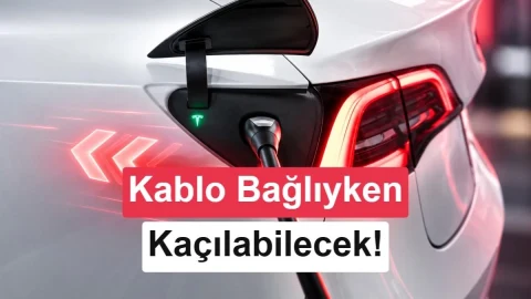Tesla aracın arka bölümünde şarj soketine takılı kablo ve kaçış özelliğini anlatan görsel