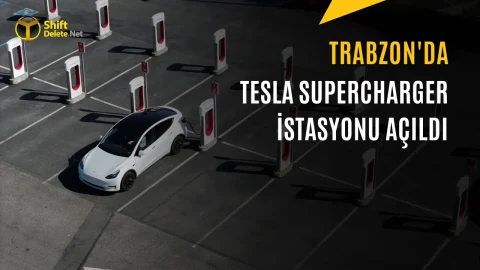 Trabzon’daki Tesla Supercharger istasyonunda park hâlindeki beyaz elektrikli otomobil ve şarj üniteleri