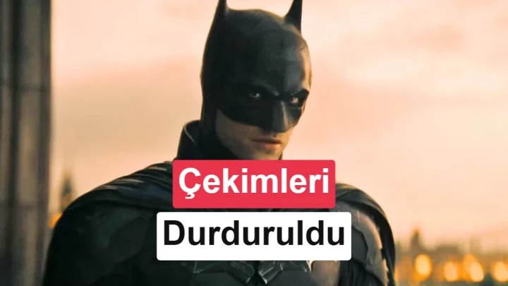 Matt Reeves, The Batman kostümüyle Robert Pattinson’ın yanında çekim setinde duruyor