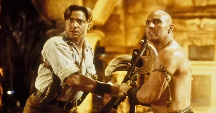 The Mummy filminden Brendan Fraser ve Arnold Vosloo’nun yer aldığı bir sahne