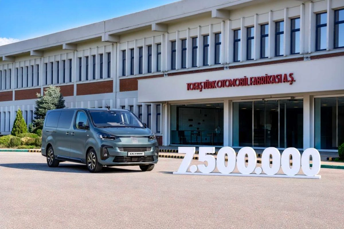 Tofaş fabrikası önünde Fiat Ulysse ve 7.500.000 yazısı