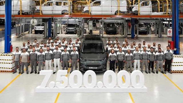 Tofaş Bursa Fabrikası’nda çalışanlar, Fiat Ulysse ve 7.500.000 yazısı