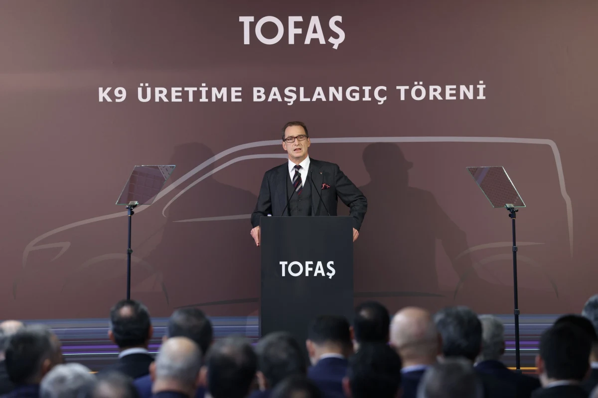 Tofaş K9 üretim başlangıç töreninde kürsüde konuşma yapan kişi