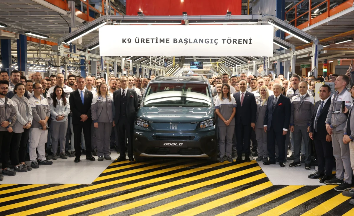 K9 üretime başlangıç töreninde fabrikada sergilenen araç ve katılımcılar