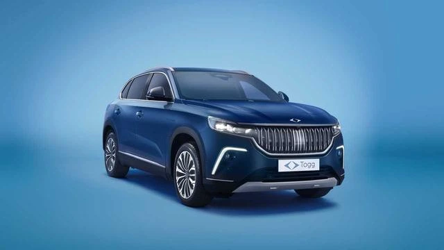 Mavi Togg T10X SUV, mavi arka plan önünde üç çeyrek açıdan görüntüleniyor.