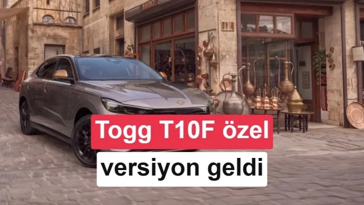 Togg T10F 4More Kehribar Serisi, taş döşeli bir sokakta tarihi yapıların önünde