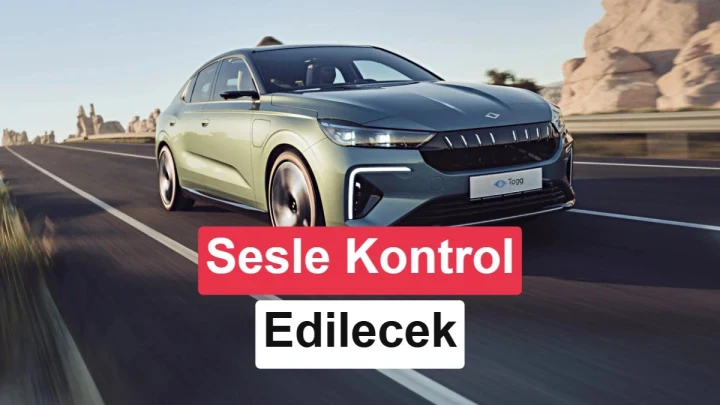 Yolda ilerleyen Togg T10F ve üzerinde sesle kontrol edileceğini belirten yazı