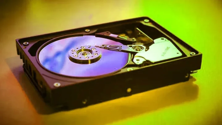 Açık halde görünen bir sabit disk sürücüsü