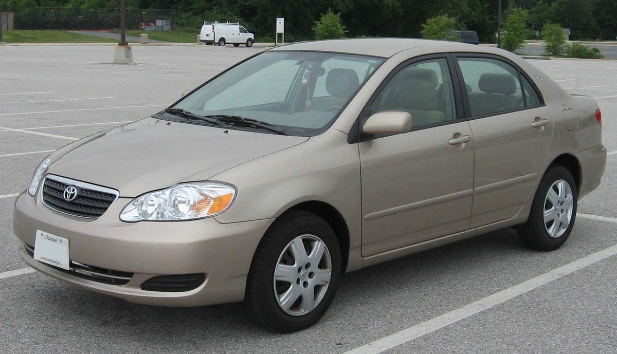 Bej renkli Toyota Corolla sedan