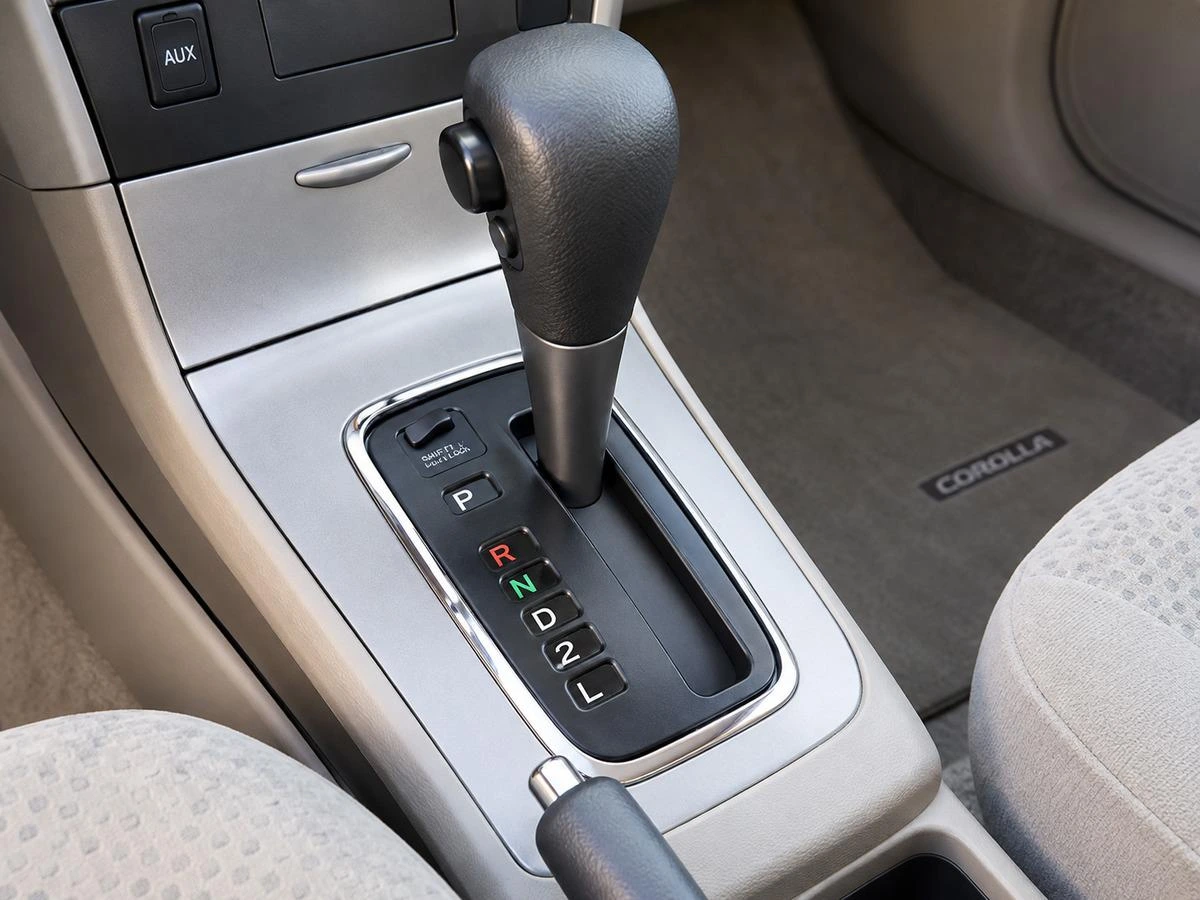 Toyota Corolla kabininde otomatik vites kolu