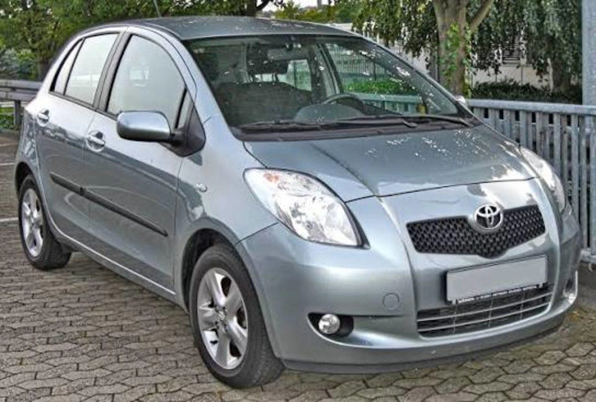 Gri Toyota Yaris hatchback otomobil