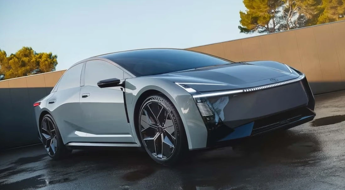 Dış mekânda görülen gri Toyota otomobil