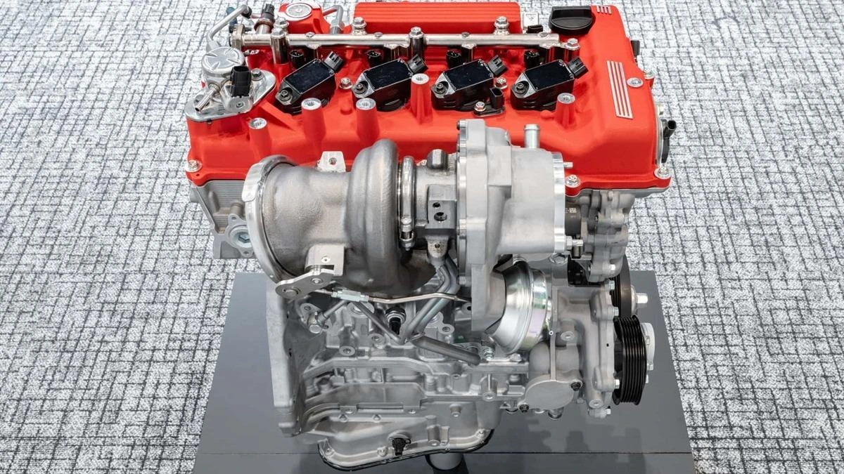 Kırmızı üst kapaklı ve turbo bileşenleri görünen otomobil motoru