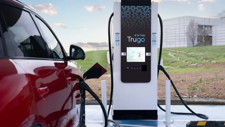 Kırmızı bir elektrikli araç, Trugo hızlı şarj ünitesinde şarj ediliyor.