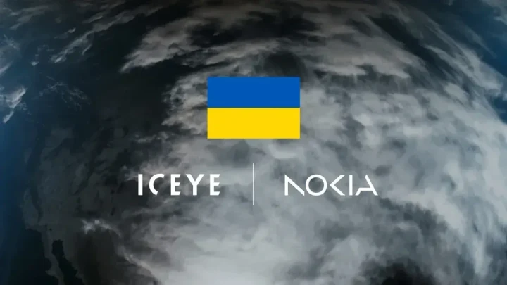 Ukrayna bayrağı ile ICEYE ve Nokia logoları, Dünya yörüngesini gösteren uydu görüntüsü üzerinde