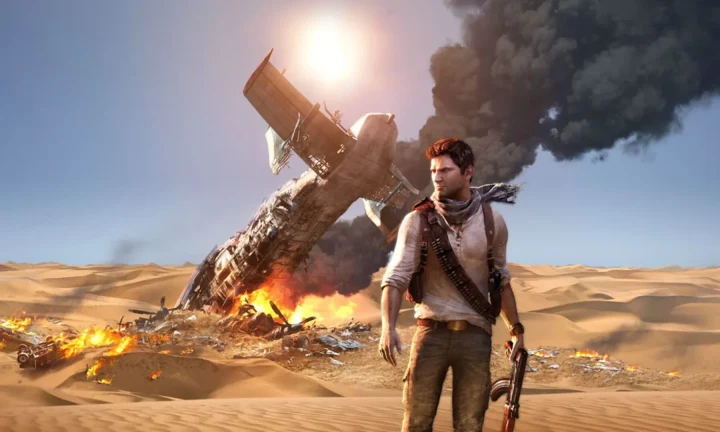 Uncharted oyununda Nathan Drake, çölde yanan uçak enkazının yanında duruyor