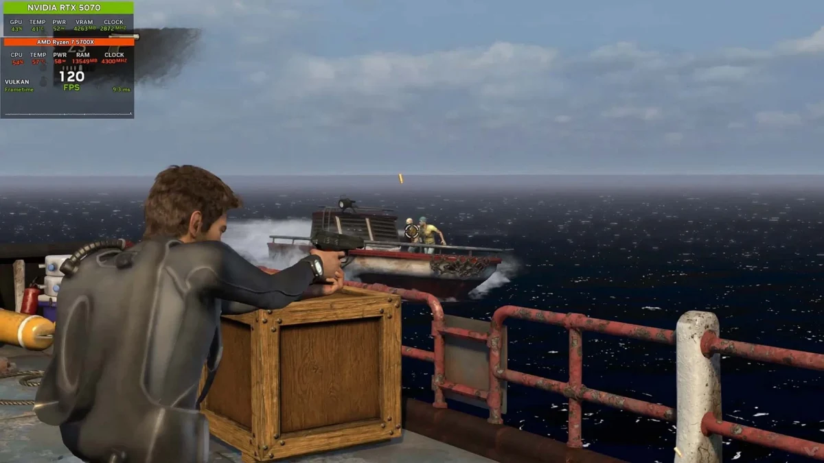 Uncharted oyununun PC portundan bir sahne; karakter denizdeki bir tekneye nişan alıyor.