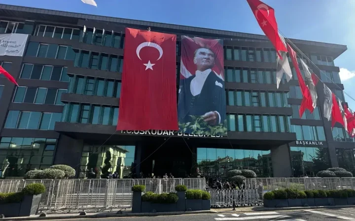 Üsküdar Belediyesi binasının cephesinde Türk bayrakları ve Atatürk posteri