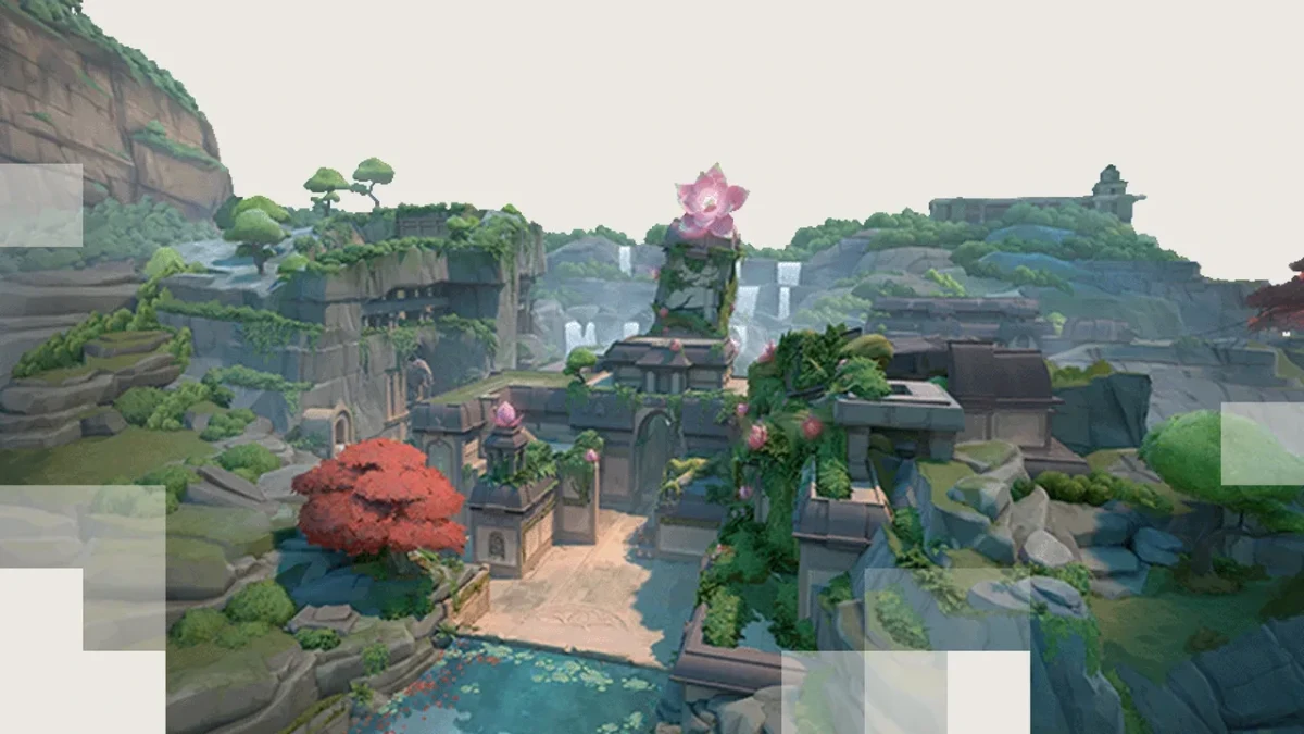 Valorant Lotus haritasında taş yapılar, su kanalları, bitki örtüsü ve büyük bir çiçek heykeli
