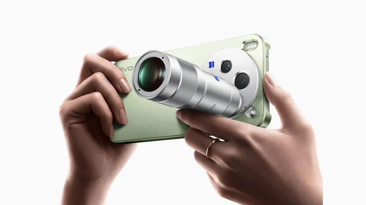 Yeşil renkli vivo telefon üzerinde takılı uzun telefoto lens genişletici