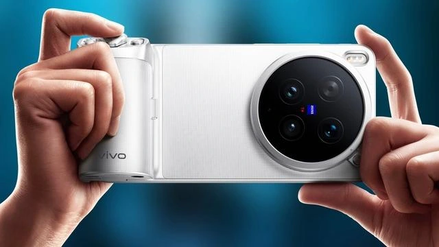 Ellerin tuttuğu beyaz vivo X500 Pro Max’in arka yüzündeki büyük dairesel kamera modülü