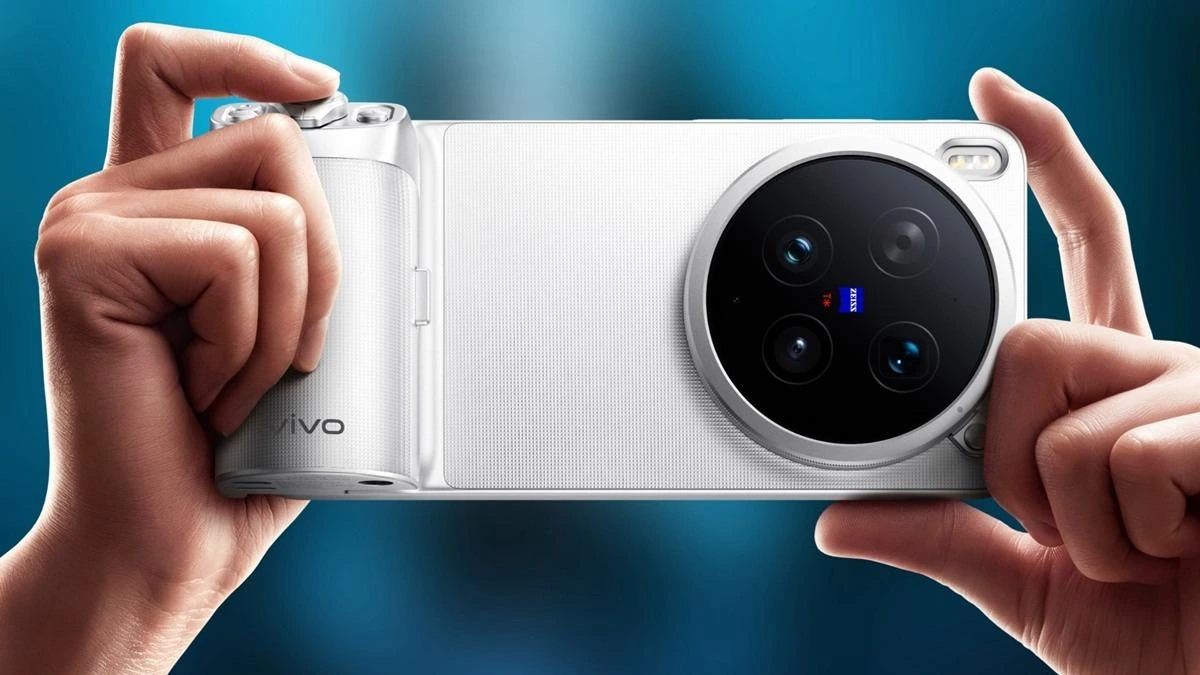 Ellerin tuttuğu beyaz vivo X500 Pro Max’in arka yüzü ve kamera modülü