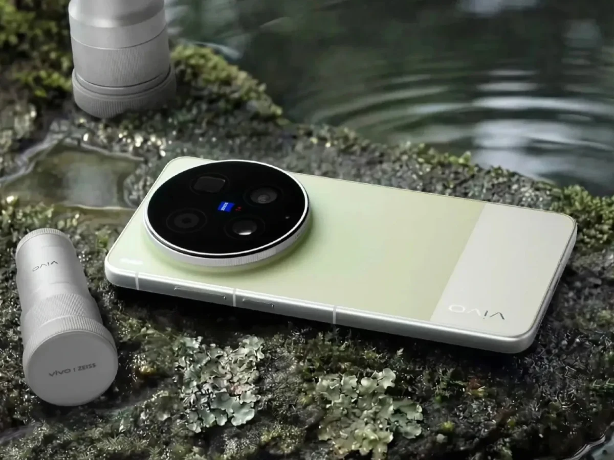 Açık renkli Vivo telefon, büyük dairesel arka kamera modülüyle taşlı bir yüzey üzerinde duruyor