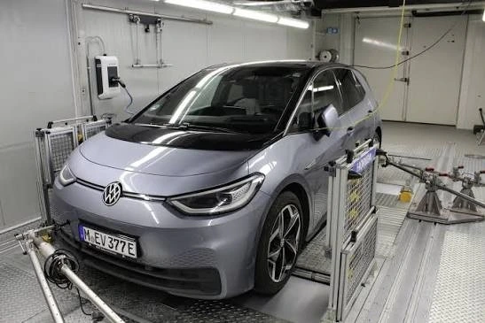 Volkswagen elektrikli otomobilin teknik test alanındaki görüntüsü