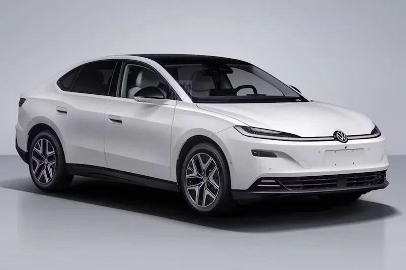Beyaz renkli Volkswagen sedanın önden ve yandan görünümü