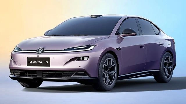Mor renkli Volkswagen ID. AURA L5 elektrikli liftback sedanın önden ve yandan görünümü