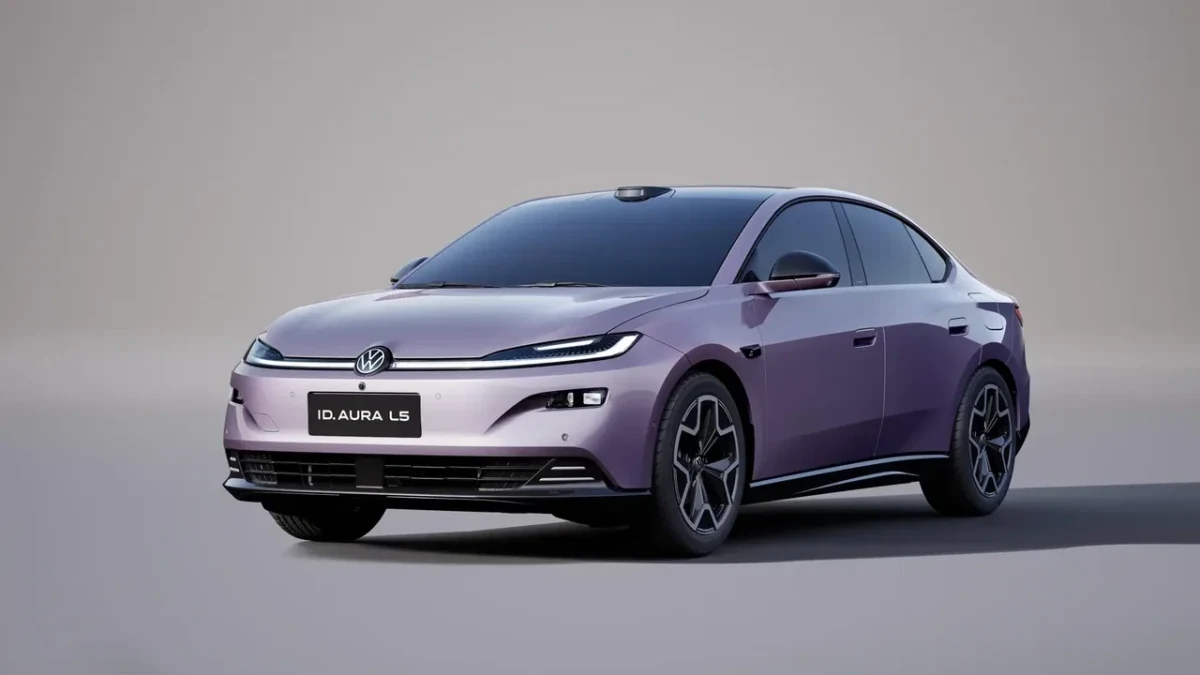 Mor renkli Volkswagen ID. AURA L5 elektrikli sedanın önden ve yandan görünümü