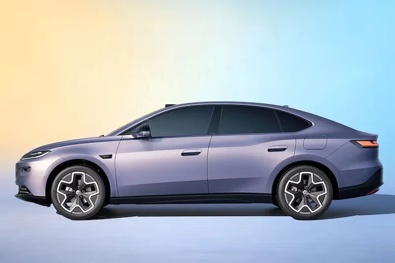 Mor renkli Volkswagen ID. AURA L5’in yandan görünümü