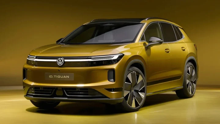 Sarı Volkswagen ID. Tiguan elektrikli SUV’un önden ve yandan görünümü