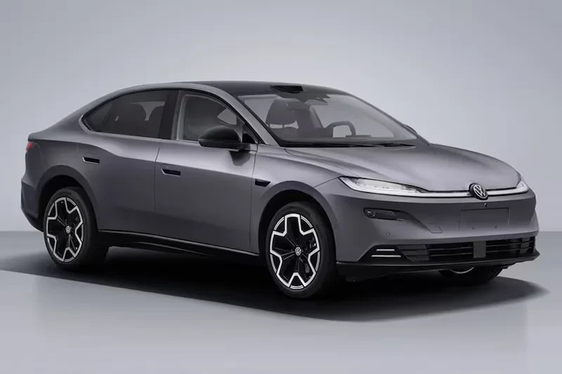 Gri renkli Volkswagen sedanın önden ve yandan görünümü