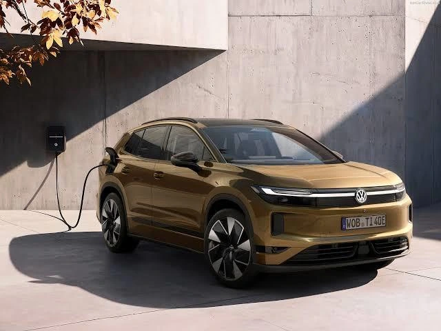Şarj ünitesine bağlı bronz renkli Volkswagen SUV