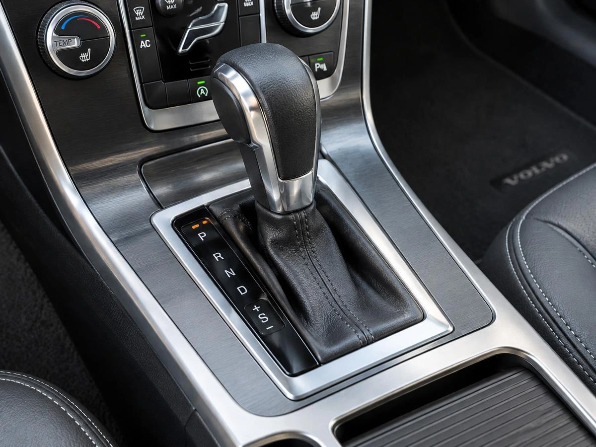 Volvo otomobilde otomatik vites kolu ve orta konsol