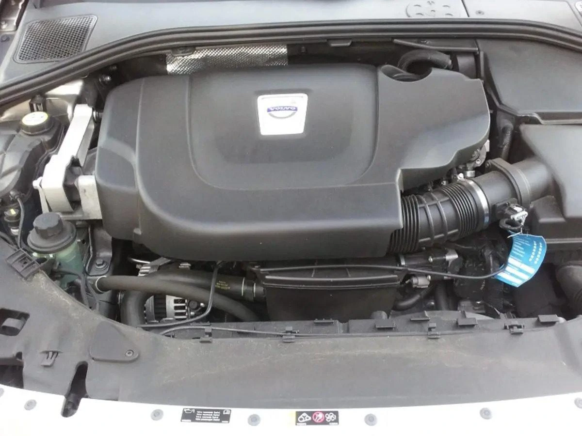 Volvo motor bölmesinde motor kapağı